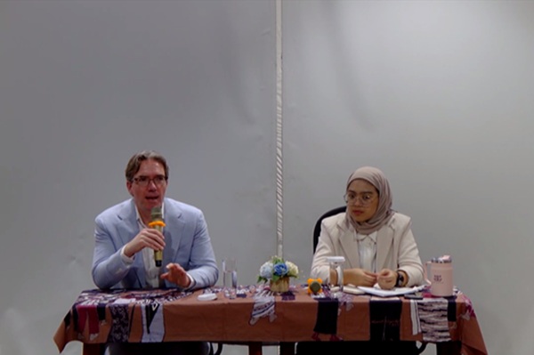 Profesor Hukum Tata Negara Uni Eropa dan Integrasi Regional Komparatif di Leiden University, Prof. Armin Cuyvers (kiri). Foto: tangkapan layar Zoom