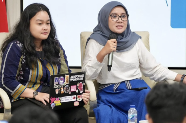 Manajer Program PSHK, Violla Reininda dan Direktur Eksekutif Puskapol UI, Hurriyah dalam Diskusi Publik Penataan Rekrutmen Penyelenggaraan Pemilu, Rabu (22/4/2026) kemarin. Foto: IstimewaMenata Ulang Penyelenggara Pemilu di Tengah Perubahan Desain Demokrasi