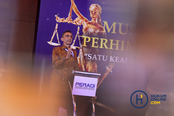 Ahmad Fikri Assegaf saat menyampaikan pidato kemenangannya dalam Munas IV PERADI di Jakarta, Sabtu (25/4). Foto: RES