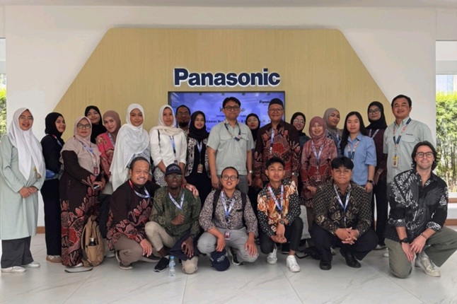 Para Mahasiswa Program Internasional Fakultas Hukum Universitas Islam Indonesia (FH UII) berfoto bersama dalam kuliah lapangan ke Panasonic Industrial Devices Batam, Senin (27/4/2026).  Foto: Istimewa 