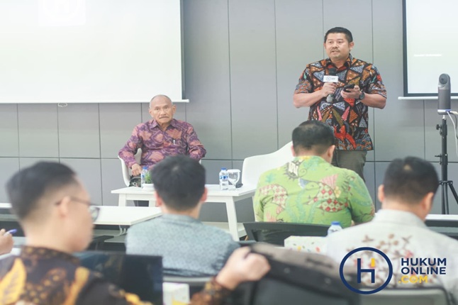 Chief Operating Officer Hukumonline, Jan Ramos Pandia (kanan) dalam sambutannya Pembukaan program Pendidikan Profesi Konsultan Hukum Sektor Keuangan Dasar I Selasa (28/4/2026). Fotografer/HFW