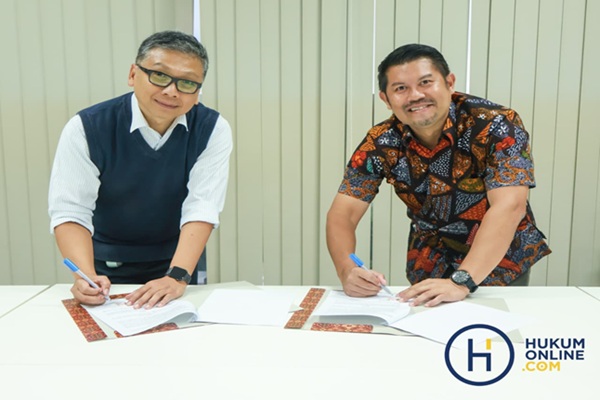 Ketua HKHSK, Kukuh Komandoko Hadiwidjojo dan Chief Operating Officer Hukumonline, Jan Ramos Pandia saat akan menandatangani MoU di Jakarta, Selasa (28/4/2026). Fotografer/HFW