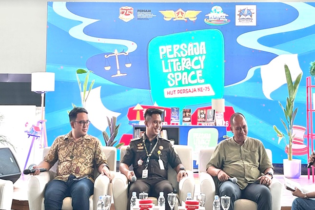 Kiri-kanan: Jurnalis Tempo Hussein Abri Dongaran, Anggota Adhyaksa Readers Rudi Pradisetia Sudirdja, dan Editor in Chief Hukumonline sekaligus Ketua AMSI Jakarta  Fathan Qorib. Foto: WIL