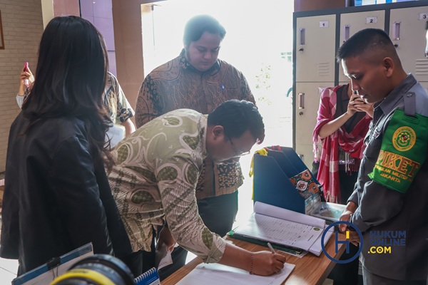 TAUD bersama KontraS mengirimkan surat penolakan pemeriksaan sidang terkait kasus penyiraman air keras terhadap aktivis HAM dan Wakil Koordinator KontraS, Andrie Yunus di Pengadilan Militer II-08 Jakarta, Senin (11/5). Foto: HFW