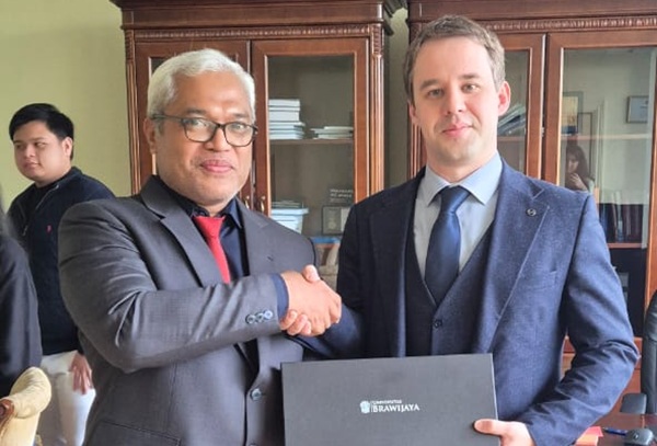 Dekan FH UB, Aan Eko Widiarto dan Acting Dean Law Institute RUDN, Evgeny Komlev . Foto: Istimewa