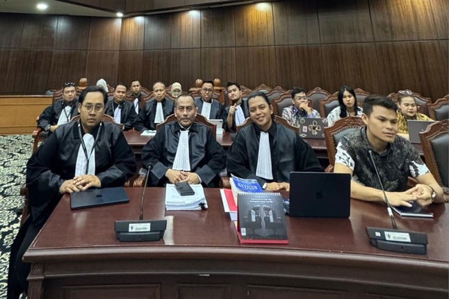 Tim kuasa hukum pemohon dipimpin Shalih Mangara Sitompul (kedua dari kiri) dalam persidangan di Gedung Mahkamah Konstitusi, Senin (19/5/2026). Foto: Istimewa