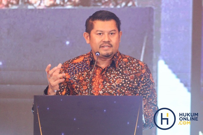 Chief Operating Officer Hukumonline Jan Ramos Pandia saat memberikan sambutan pada acara pembukaan Indonesia Regulatory Compliance Summit 2026 di Jakarta, Jum'at (22/5/2026). Foto: RES 