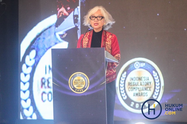  Perwakilan Dewan Juri Indonesia Regulatory Compliance Award (IRCA) 2026 Natalia Soebagjo memberi sambutan dalam pembukaan IRCA 2026 di Jakarta, Jum'at (22/5/2026). Foto: HFW