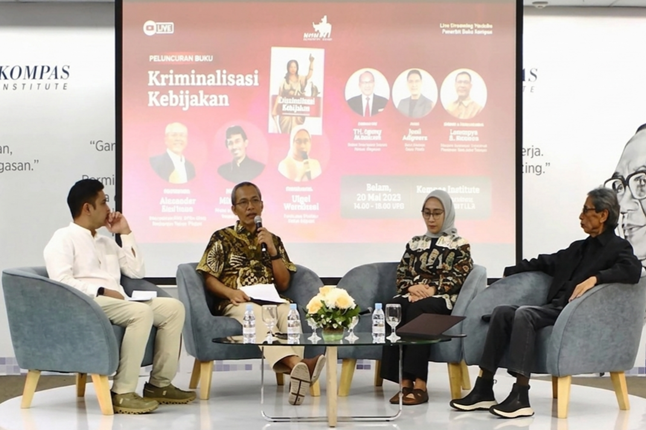 Kiri-kanan: Moderator, Eks Wakil Ketua KPK Alexander Marwata, Keluarga korban kriminalisasi Utari Wardhani, dan Mantan Direktur Utama PT Bukit Asam Milawarma dalam Diskusi Publik di Jakarta, Selasa (26/5/2026). Foto: Firyal