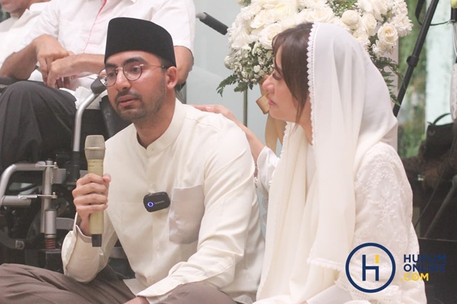 Putra Ibrahim, Izzat Assegaf dan istri Ibrahim, Najwa Shihab saat memberi sambutan dalam acara setahun berlalu sejak kepergian co-founder Hukumonline, Ibrahim Sjarief Assegaf Rahimahullah, Selasa (27/5/2026). Fotografe/HFW
