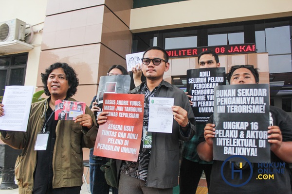 Tim Advokasi untuk Demokrasi (TAUD) menyerahkan surat permohonan penghentian sidang kasus dugaan penyiraman air keras terhadap aktivis Andrie Yunus ke Pengadilan Militer Tinggi II Jakarta, Senin (8/6). Foto: HFW