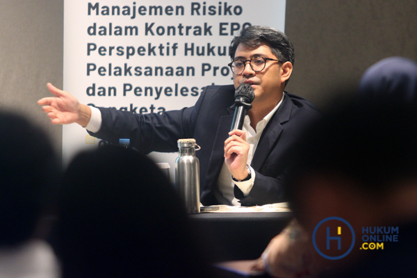 Partner Corra Legal, Dirgantara Adi saat menjadi pemateri dalam Pelatihan Hukumonline bertajuk 'Penyusunan dan Manajemen Risiko dalam Kontrak EPC: Perspektif Hukum, Pelaksanaan Proyek dan Penyelesaian Sengketa', Selasa (9/6/2026). Foto/Resa Esnir