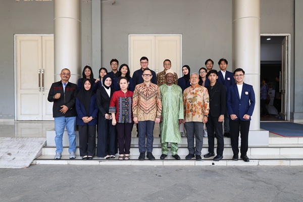 Duta Besar Rwanda untuk Indonesia, Sheikh Abdul Karim Harelimana bersama jajaran dosen dan mahasiswa President University. Foto: istimewa