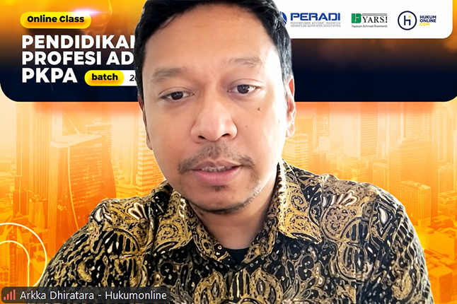 Chief Executive Officer (CEO) Hukumonline, Arkka Dhiratara saat memberikan sambutan pembukaan Pendidikan Khusus Profesi Advokat (PKPA) secara daring, Kamis (18/6/2026). Foto: Tangkapan layar zoom