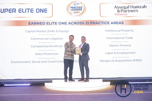 Partner Assegaf Hamzah & Partners, M. Insan Pratama saat menerima penghargaan predikat Super Elite One dalam acara Hukumonline Practice Leaders 2026 di Jakarta, Jumat (19/6/2026). Fotografer / Resa Esnir