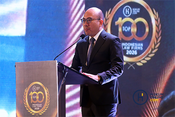  Partner HHP Law Firm Eddie Prabowo Dewanda saat memberikan sambutan atas penghargaan yang diraih dalam ajang Top 100 Indonesian Law Firms 2026 di Jakarta, Jum'at (19//6/2026). Fotografer/Resa Esnir