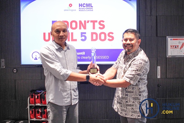 COO Hukumonline, Jan Ramos Pandia menyerahkan penghargaan IRCA 2026 kepada Manager Divisi Health, Safety, Security, and Environment (HSSE) HCML, Soni Widodo, Selasa (23/6). Foto: HFW 