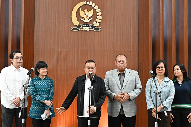 Ke dua dari kiri ke kanan: Direktur Goto Catherine Hindra Sutjahyo, Wakil Ketua DPR Sufmi Dasco Ahmad dan Cucun Ahmad Syamsurijal serta  CEO Grab Indonesia, Neneng Goenadi saat konpers di Gedung DPR, Selasa (23/6/2026). Foto: Istimewa