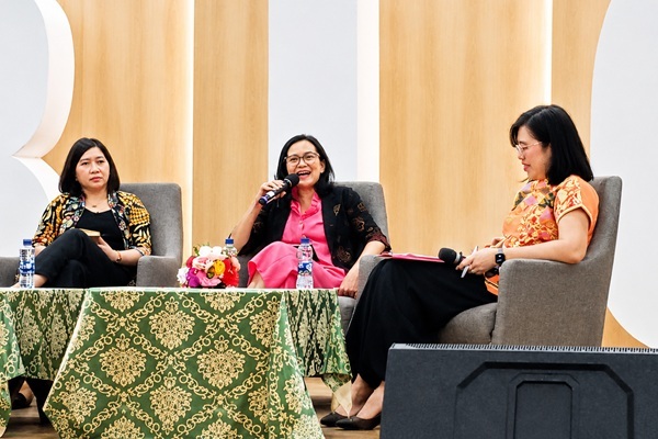 Kiri-kanan: Senior Associate Walalangi & Partners in Association with Nishimura & Asahi, Sinta Dwi Cestakarani, Co-Founder IABF Law Firm, Almaida Askandar, dan Moderator dalam Seminar Nasional Fakultas Hukum UPH, Kamis (25/6/2026). Foto: Firyal
