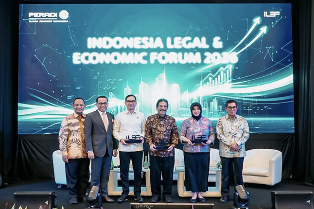 Sofyan Djalil (tengah) berfoto bersama dengan sejumlah tokoh dalam sebuah seminar Indonesia Legal & Economic (ILEF) 2026, Kamis (25/6/2026). Foto: Istimewa