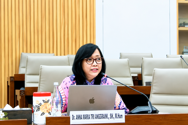 Dosen Fakultas Hukum Universitas Trisakti, Anna Maria Tri Anggraini saat rapat dengan Panja RUU Persaingan Usaha di Komplek Gedung Parlemen, Senin (29/6/2026). Foto: Istimewa