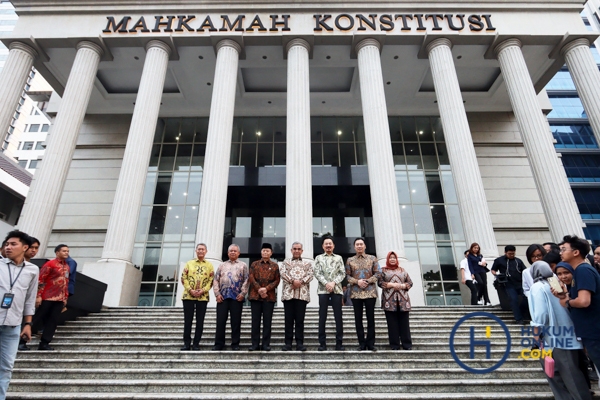 Pimpinan MPR Temui Hakim MK (1).jpg