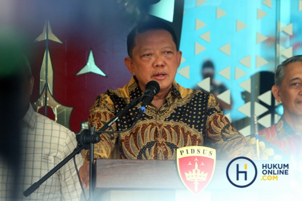 Jampidsus Febrie Adriansyah menggelar jumpa pers di Gedung Bundar Kejaksaan Agung, Jakarta, Jumat (10/7). Foto: RES