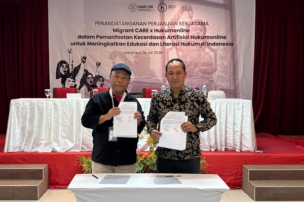 Kiri-kanan: Direktur Eksekutif Migrant Care, Wahyu Susilo dan Pemimpin Redaksi Hukumonline, Fathan Qorib dalam Penandatanganan Perjanjian Kerja Sama Hukumonline dan Migrant Care, Jumat (10/7/2026). Foto: Istimewa
