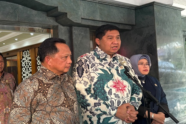 Mendagri Tito Karnavian, Menteri Perumahan dan Kawasan Permukiman Maruarar Sirait, dan Kepala Badan Pusat Statistik Amalia Adininggar Widyasanti usai menggelar rapat percepatan BSPS. Foto: CR 37