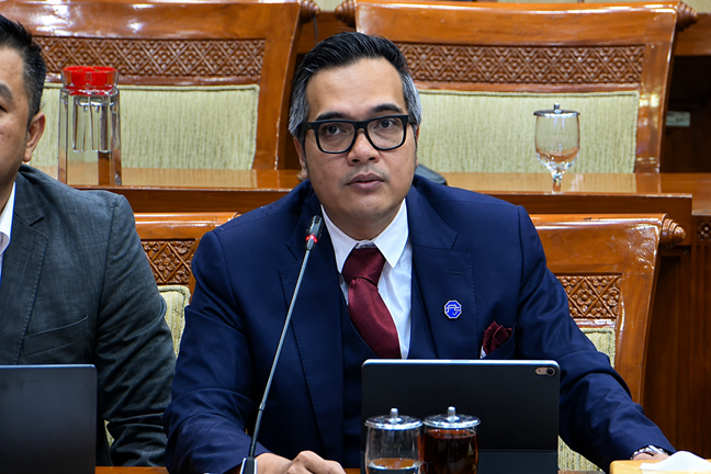 Wakil Sekretaris Jenderal (Wasekjen) Peradi SAI, Alfin Sulaiman saat rapat dengar pendapat umum (RDPU) dengan Komisi III DPR terkait RUU Perampasan Aset di Komplek Gedung Parlemen, Senin (13/07/2026). Foto: ADY