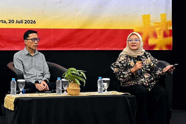 Kiri ke kanan: Koordinator Penelitian PR2Media, Engelbertus Wendratama dan peneliti Monash Data & Democracy Research Hub, Ika Idris dalam diseminasi dampak AI terhadap industri media, Senin (20/7/2026). Foto: WIL