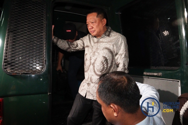 Mantan Jaksa Agung Muda Tindak Pidana Khusus (Jampidsus) Febrie Adriansyah tanpa rompi dan borgol turun dari mobil tahanan, resmi menjadi tahahan Kejaksaan Agung meski penahanannya dititipkan di KPK. Foto: RES