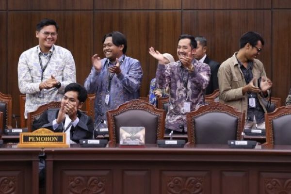 Ekspresi Pemohon dan Kuasa Hukumnya usai mengikuti sidang pengucapan putusan pengujian UU APBN 2026 terkait konstitusionalitas anggaran MBG dalam sektor pendidikan di Ruang Sidang MK, Kamis (30/7/2026) . Foto: Humas MK