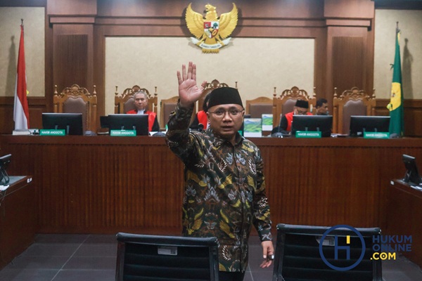 Mantan Menteri Agama, Yaqut Cholil Qoumas, dalam sidang pembacaan dakwaan di Pengadilan Tindak Pidana Korupsi (Tipikor), Jakarta, Selasa (11/8). Foto: HFW