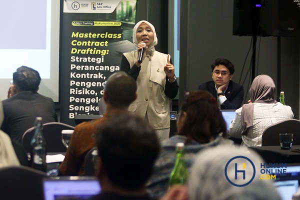 Partner dari S&P Law Office, Devi Meyliana Savitri, dan Senior Associate dari S&P Law Firm, Nico Hermawan Sipayung, menjadi pembicara pada hari ke-2 pelatihan Hukumonline pada Kamis (20/8). Foto: RES