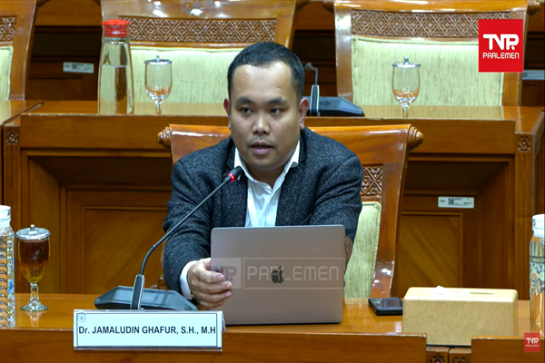 Dosen Fakultas Hukum Universtitas Islam Indonesia (FH UII), Jamaludin Ghafur, dalam rapat dengar pendapat umum (RDPU) dengan Komisi III DPR, Senin (31/08/2026). Foto: tangkapan layar youtube
