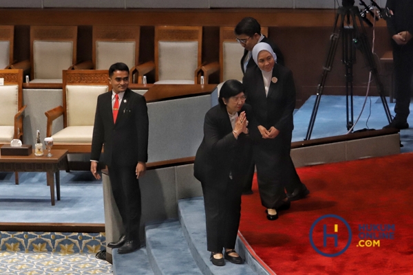 DPR Sahkan Destry Damayanti (10).jpg