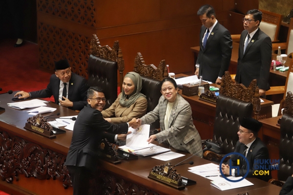 DPR Sahkan Destry Damayanti (8).jpg