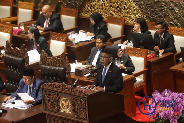 DPR Sahkan Destry Damayanti (7).jpg