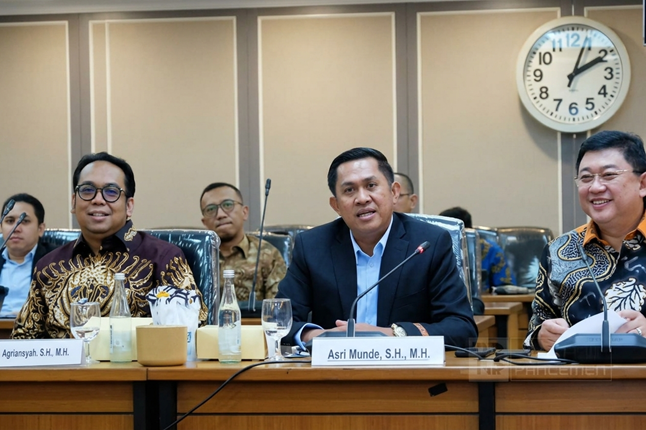 Kiri-kanan: advokat dan kurator Resha Agriansyah, Asri Munde dan Lucas saat rapat dengar pendapat umum dengan Komisi XIII DPR di Komplek Gedung Parlemen, Selasa (15/9/2026). Foto: Tangkapan layar youtube