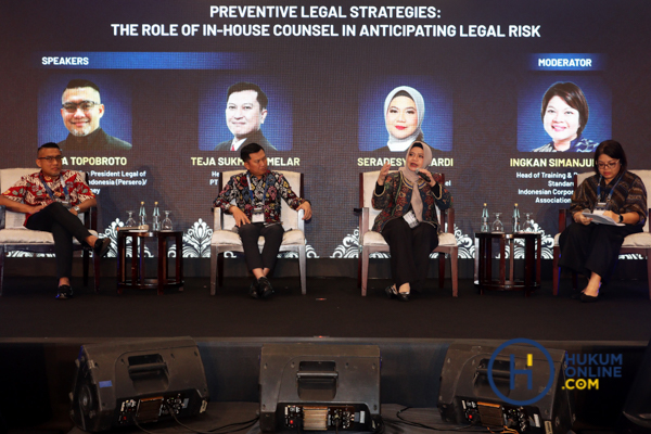 Kiri-kanan: General Counsel sekaligus VP Legal PT Aviasi Pariwisata Indonesia (Persero) atau InJourney, Reza Topobroto, Head of Legal Division PT Pegadaian (Persero) Teja Sukma Gumelar dan Presiden ICCA, Seradesy Sumardi. Fotografer/Resa Esnir
