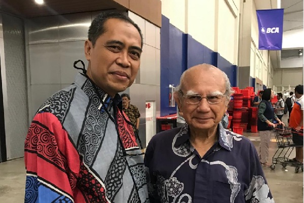 Ketua Umum DePA-RI, Luthfi Yazid, bersama begawan Lingkungan Hidup dan mantan Menteri Lingkungan Hidup era Orde Baru, Prof. Dr. Emil Salim. Foto: Istimewa