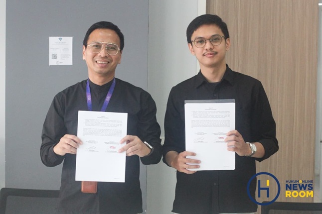  Chief Media & Engagement Officer Hukumonline, Amrie Hakim (kiri) bersama Kepala Divisi Riset dan Dokumentasi KontraS, Hans Giovanny dalam Silaturahmi dan Seremoni AIlex for Good, Jumat (16/10/2026). Fotografer / Hilan Fathurrahman Wicaksana