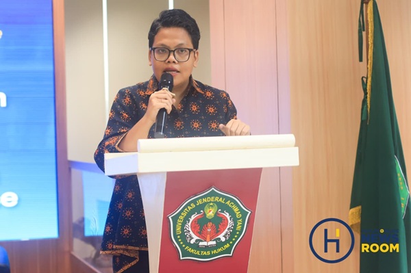 AVP Premium Content Hukumonline, Christina Desy dalam seminar bertajuk “AI dan Masa Depan Hukum: Menyiapkan Kompetensi di Era AI” di Fakultas Hukum Universitas Jenderal Achmad Yani (FH Unjani), Cimahi, Selasa (20/10). Foto: HFW