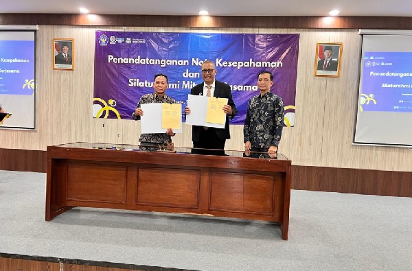 Ketua Umum DePA-RI, Dr. TM Luthfi Yazid, SH, LL.M didampingi Ketua DPD Jawa Tengah A. Yudho P, SH, MH, MM menandatangani MOU dengan UNISRI yang dilakukan oleh Rektor UNISRI, Prof. Dr. Sutoyo. Foto: Istimewa