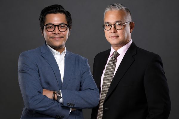 Partner ALTRUIST LAWYERS Zulfikar Muhammad Rafif (kiri) dan Junior Partner Law Office Yang & Co. Mario Maurice Sinjal (kanan). Foto: Istimewa
