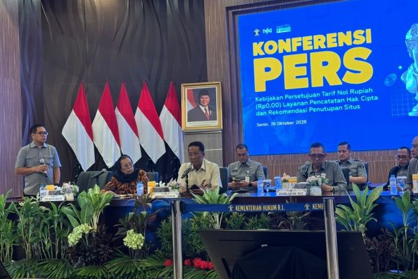 Konferensi Pers Menteri Hukum dan jajarannya terkait Kebijakan Persetujuan Tarif Nol Rupiah Layanan Pencatatan Hak Cipta dan Rekomendasi Penutupan Situs di Jakarta, Senin (26/10/2026). Foto: Oyuk