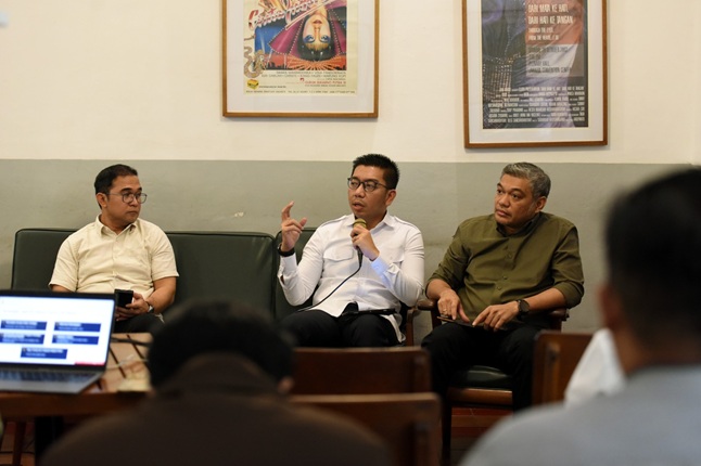  Kiri-kanan: Direktur Eksekutif PUSHAN, Oce Madril, Deputi III Badan Komunikasi Pemerintah, Kurnia Ramadhana dan Akademisi Fakultas Hukum Universitas Udayana, Jimmy Z Usfunan dalam sebuah diskusi di Jakarta, Senin (27/10/2026). Foto: Istimewa