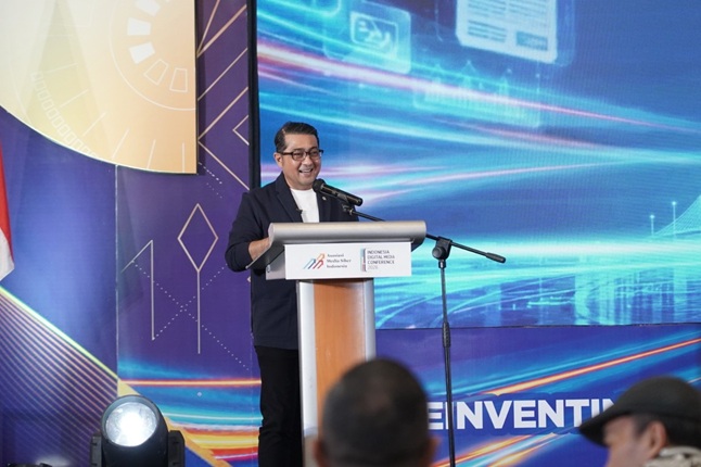 Menteri Ekonomi Kreatif sekaligus Kepala Badan Ekonomi Kreatif, Teuku Riefky Harsya,  saat memberi sambutan kunci pada Indonesia Digital Media Conference (IDMC) 2026 di Surabaya, Rabu (28/10/2026). Foto: Istimewa