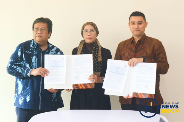Chief Content Officer Hukumonline, Robert Sidauruk (kanan) bersama Ketua Komisi Nasional Disabilitas (KND) Dante Rigmalia (tengah) dan Komisioner KND, Jonna Aman Damanik foto bersama usai Penandatanganan Kerja Sama, Rabu (28/10/2026). Fotografer / HFW